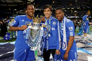Droga, Paulo Ferreira e Sturridge com o troféu da Premier League conquistada em 2010