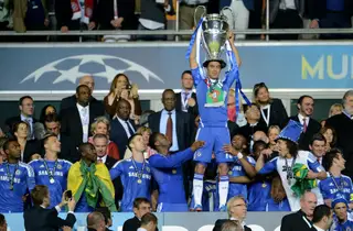 Paulo Ferreira com a Taça da Liga dos Campeões na cabeça, conquistada pelo Chelsea em 2012