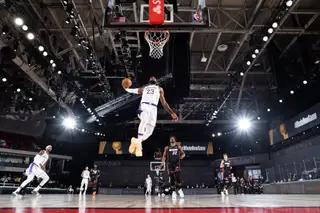 LeBron James liderou os LA Lakers até à vitória, frente aos Miami Heat, de forma estrondosa