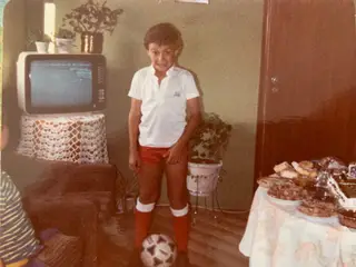 Com o seu brinquedo preferido, a bola
