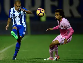 Fábio Martins, então no Desportivo de Chaves, contra Maxi Pereira, em 2016/17.