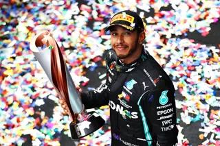 Sorridente, por entre confettis de todas as cores: Hamilton é sete vezes campeão da F1. Agora quer mudar o desporto por dentro
