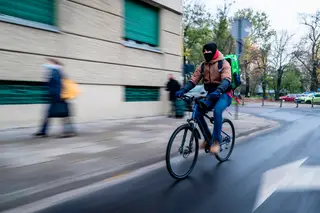Limardo pelas ruas de Lodz a entregar comida