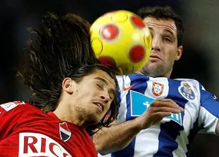 Areias a cabecear a bola sob olhar de um jogador do FCP