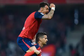 Com o irmão às costas, no Lille