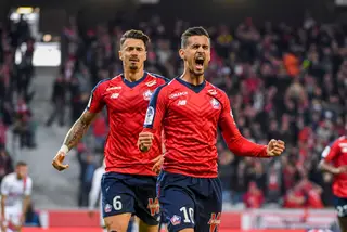 A festejar um golo pelo Lille, sob o olhar do irmão José Fonte