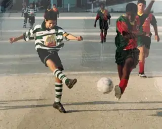 Rui (à esquerda) durante um jogo de infantis contra o Palmense