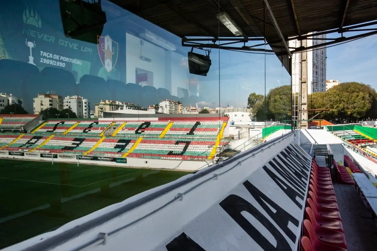 Também a tribuna presidencial do estádio José Gomes foi renovada recentemente