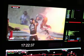 Romain Grosjean a fugir às chamas que o envolveram na metade do seu carro que se incendiou, no domingo, durante o GP do Bahrain em Fórmula 1