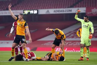 O futebol, o choque de cabeças e o risco de concussão cerebral continuam numa relação complicada
