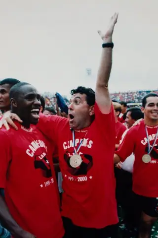 A festejar o título pelo Liga Deportiva Alajuelense, da Costa Rica, em 1999/2000