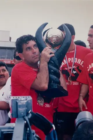 Com o troféu de campeão da Costa Rica