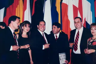 A receber o prémio de melhor técnico do ano em 1999/2000, acompanhado por vários diretores do clube Liga D. Alajuelense