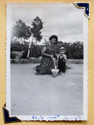 Com a mãe Marília Farinha