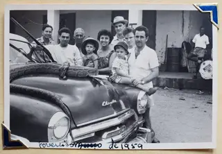 Sentado no capot do carro junto do pai, no antigo Congo Belga