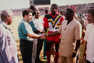 A cumprimentar o presidente Nino Vieira na Guiné-Bissau