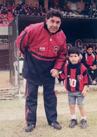 Como técnico do Cerro Corá, do Paraguai, acompanhado pelo filho de um diretor do clube, em 1997