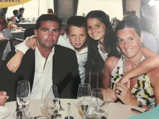 Com a mulher e filhos