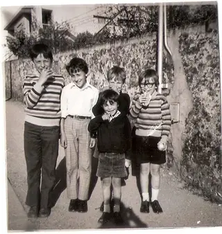 Litos (à frente) com primos e irmãos