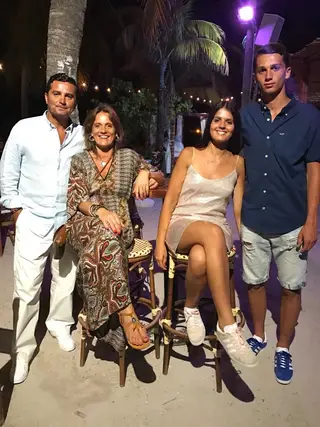 Com a mulher e filhos numa foto recente