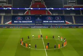 Os jogadores do PSG e do Basaksehir juntos contra o racismo, depois de na véspera se terem recusado a jogar em solidariedade com Pierre Webó