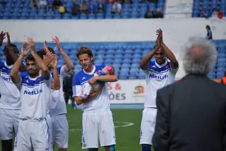 Com a filha Maria Inês nos braços a festejar o título da II liga pelo Belenenses