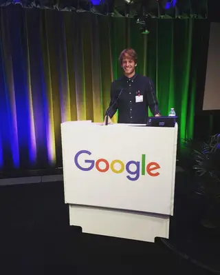 Enquanto esteve nos EUA, João foi convidado para visitar a gigante Google