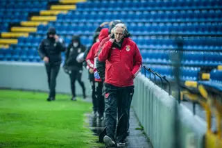 Jorge Jesus bem se tapou, mas quem anda à chuva molha-se