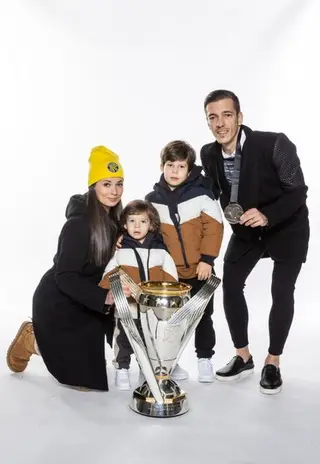 Com a familia e a taça da MLS que conquistou em 2020