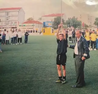 A receber o troféu de melhor jogador do torneio de Loures em iniciados