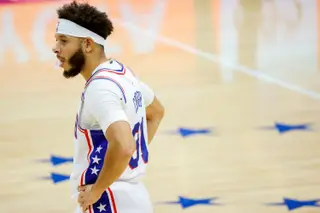 Seth Curry, irmão de Steph, foi retirado do banco dos 76ers a meio de um jogo depois de testar positivo