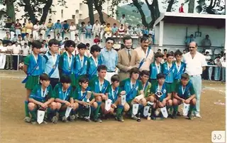 Leonel (o 5º em baixo) com a equipa campeã de iniciados de Machico
