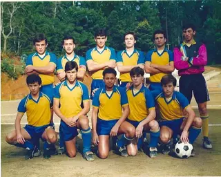 Leonel, com a bola, e a equipa de juniores do União da Madeira
