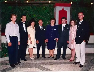 Com os pais e irmãos