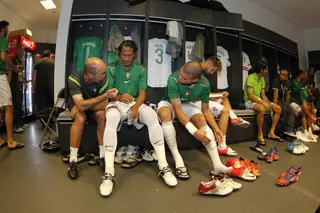 No balneário da seleção a conversar com Bruno Alves e Pepe