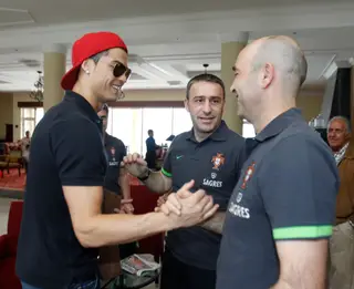 A cumprimentar Cristiano Ronaldo à chegada a um estágio da seleção A