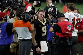 O momento do cumprimento entre os dois míticos quarterbacks no final do jogo