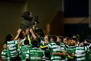 Amorim, levado em ombros pelos seus jogadores, após vitórias frente ao FC Porto e Sp. Braga na Taça da Liga