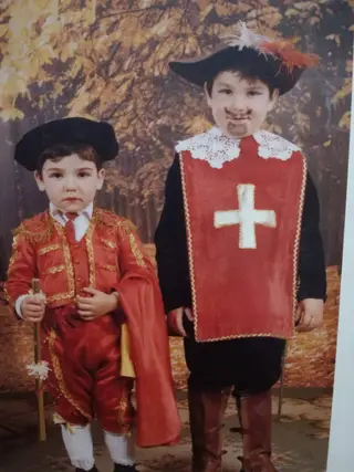 Mascarado com o irmão, mais novo dois anos, num Carnaval