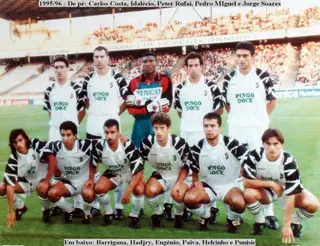 Idalécio (2º atrás à esquerda) estreou-se nas competições europeias pelo Farense, frente ao Lyon, em 1995