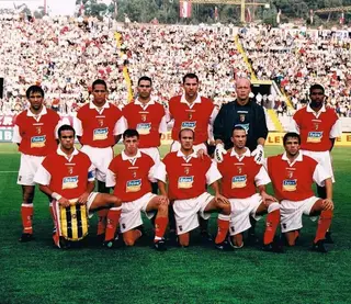 Idalécio (3º atrás à direita) no 2º jogo da 1ª eliminatória da Taça UEFA em que o S.C. Braga venceu o Vitesse Arnhem, por 2-0, na época 1997/98.