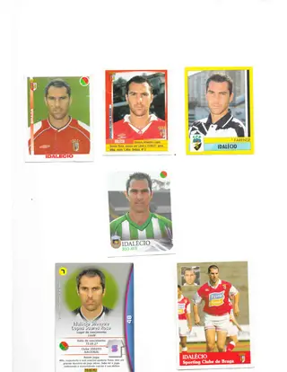 Idalécio guarda os seus cromos dos clubes por onde passou