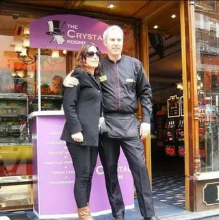 O primeiro emprego de Idalécio em Londres foi num Casino