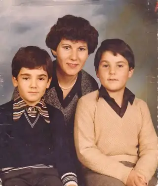 Com a mãe e o irmão