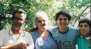 Com o irmão e avós maternos