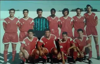 Ainda como júnior, Idalécio (1º atrás à direita) jogou nos seniores do Almancilense III divisão, na época 1991/92
