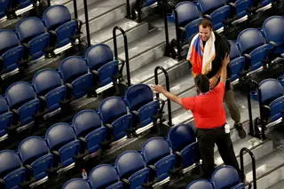 Adeptos foram evacuados da Rod Laver Arena às 23h30 locais, em pleno jogo
