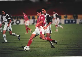 Sousa com a bola num Benfica-V. Guimarães, em 1997