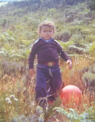 A primeira foto de João Peixe com uma bola