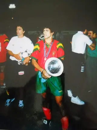 João Peixe com a Taça de Campeão Europeu na mão